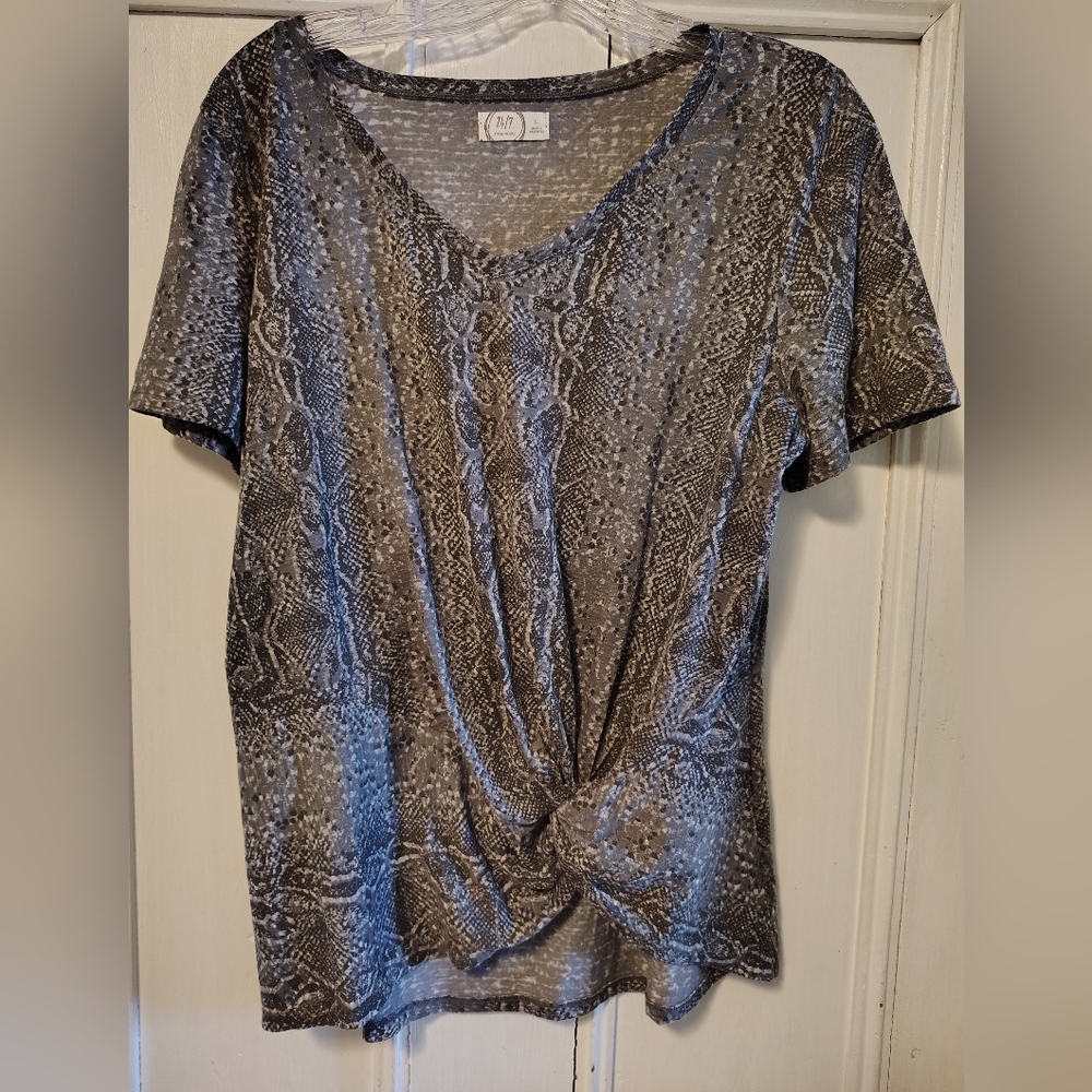 Maurices 24/7 Snakeskin Print Knotted Front T Shirt Top Size Large